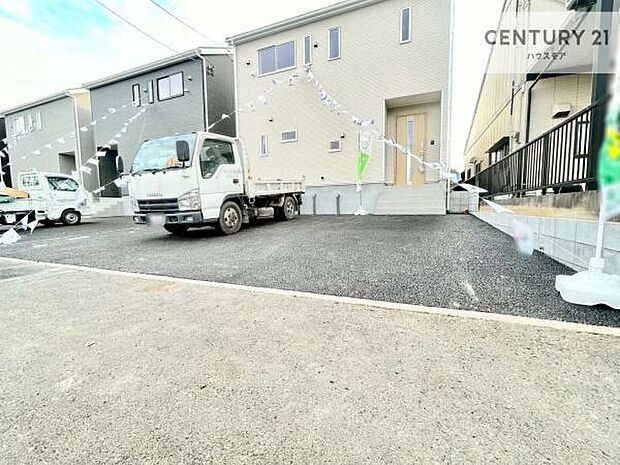 駐車スペースは2台分あります！セカンドカーはもちろん、バイクや自転車なども置き場所に困りません。