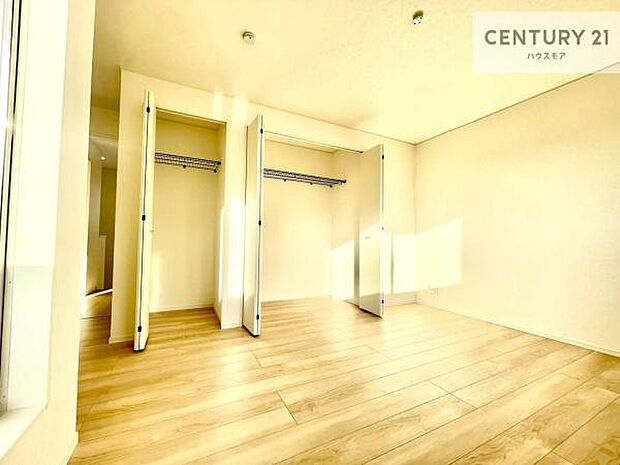 洋室は子供部屋や寝室、色々と用途多彩に利用できますね。収納力もたっぷりなので、広々気持ちよく過ごすことができます。