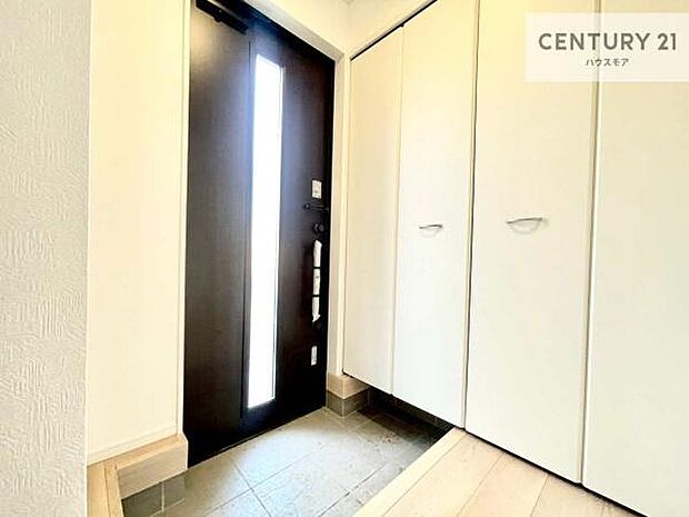 シューズボックス付きなので、玄関が片付きお掃除がしやすいです！スッキリした玄関で戸を開けた瞬間、清潔感のある心地いい空間が出迎えてくれます。