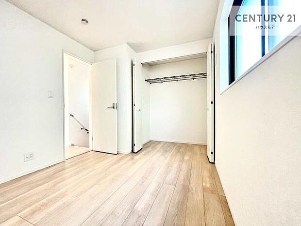 掃き出し窓がないお部屋は、お子様のお部屋としても安心です！収納スペースも充実しているので散らかったお部屋をサッと片付けられます！