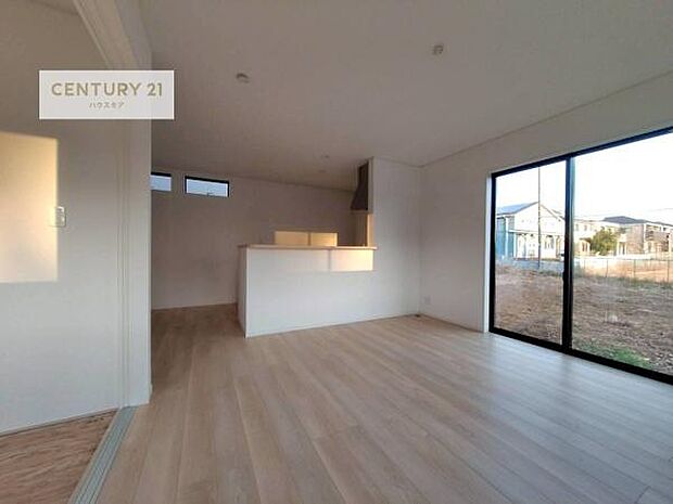 優しい陽だまりがリビングを包んでくれて居心地の良い空間を演出してくれます！くつろぎの時間を過ごせます！