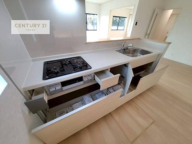 収納スペースが豊富で、調理スペースがスッキリと片付きひろ〜く活用できます！快適に作業ができます！毎日の料理が捗ります！