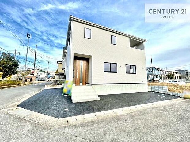 前面道路6ｍ×6ｍ！陽当り良好な立地です。車庫入れが苦手な方も安心ですね。