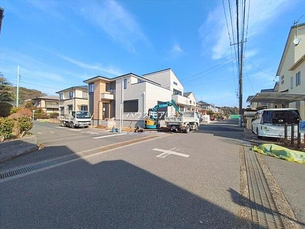 前面道路は6ｍ×5.92ｍ！陽当り良好な立地です。車庫入れが苦手な方も安心ですね。