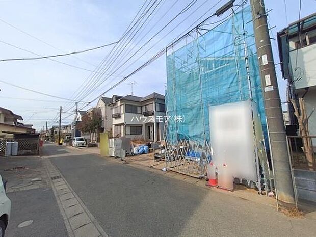 前面道路は4ｍ！陽当り良好な立地です。車庫入れが苦手な方も安心ですね。