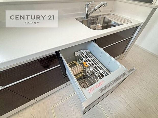 食洗機付きのキッチンです！忙しい時や手荒れ防止として大変活躍する便利な仕様です！ビルトインなのでキッチンの場所を取らず調理スペースを広く使うことが出来ます！(同仕様）
