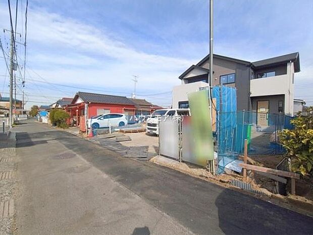 前面道路は4ｍ！陽当り良好な立地です。車庫入れが苦手な方も安心ですね。