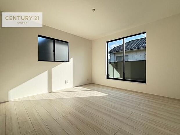 バルコニーに面している洋室です。明るく温もりがあり、換気もしっかりできます！朝起きて、外に出て背伸びをしつつ深呼吸をし良い朝を迎え入れることが出来そうですね！（同仕様）