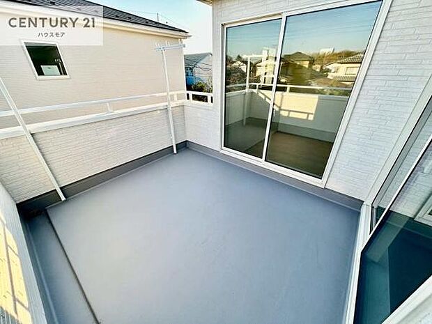 広々としたバルコニーで一日の始まりをスタート！お洗濯ものをたっぷり気持ちよく干せます！