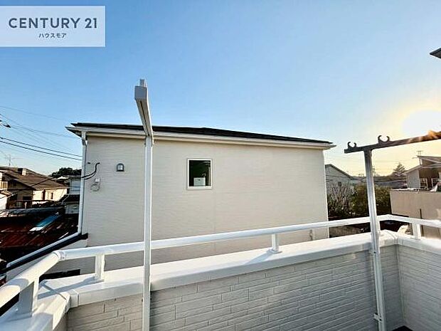 晴れた日には青い空を見渡せる開放的な時間を楽しめます。気持ちの良い風が通り抜ける街並みです！