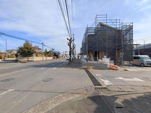 前面道路は15.5ｍ×5ｍ！陽当り良好な立地です。車庫入れが苦手な方も安心ですね。