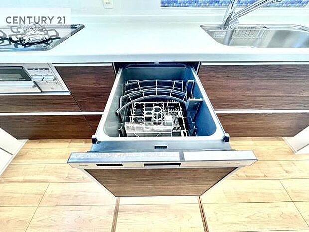 食洗機付きのキッチンです！忙しい時や手荒れ防止として大変活躍する便利な仕様です！ビルトインなのでキッチンの場所を取らず調理スペースを広く使うことが出来ます！(同仕様）