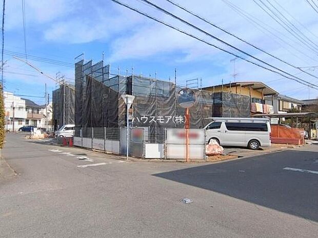 前面道路は6ｍ×5ｍ！陽当り良好な立地です。車庫入れが苦手な方も安心ですね。