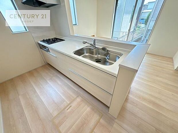 大人気の対面式システムキッチンを採用しています！ご家族のコミュニケーションが自然と増える設計です。お子様にも目が届くので嬉しいですね。収納力もあります！