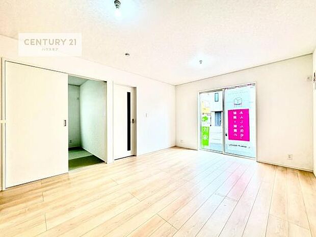 大きな窓からたっぷりの陽ざしが入る明るいリビング。開放感のあるリビングで家族団らんのくつろぎの時間を過ごせます。