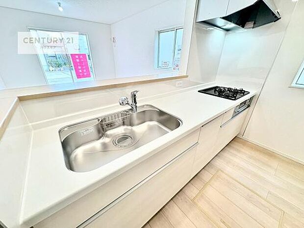 大人気の対面式システムキッチンを採用しています！ご家族のコミュニケーションが自然と増える設計です。お子様にも目が届くので嬉しいですね。広々使えて快適に作業が進みます。