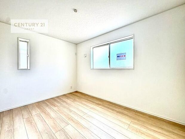 掃き出し窓がない洋室は子供部屋に最適です！2面採光にもなっておりしっかり光も入るので快適にお過ごしいただけます！