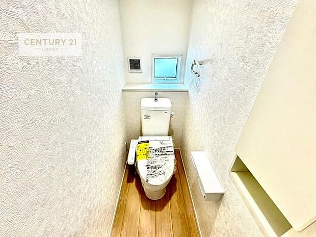 1・2階にトイレがございます！朝の忙しい時間帯も待たずにすみそうですね。白を基調とした清潔感のあるトイレでお手入れがしやすいです！