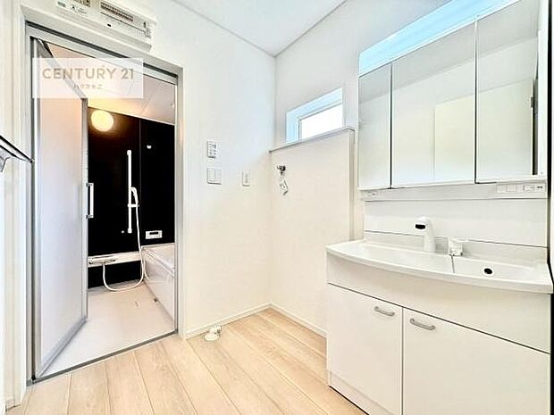 三面鏡仕様の洗面所は、身だしなみがしやすい造り！裏は収納になっています。ドライヤーやお化粧道具を片付けられるので洗面台周りをスッキリと見せることが出来ます！