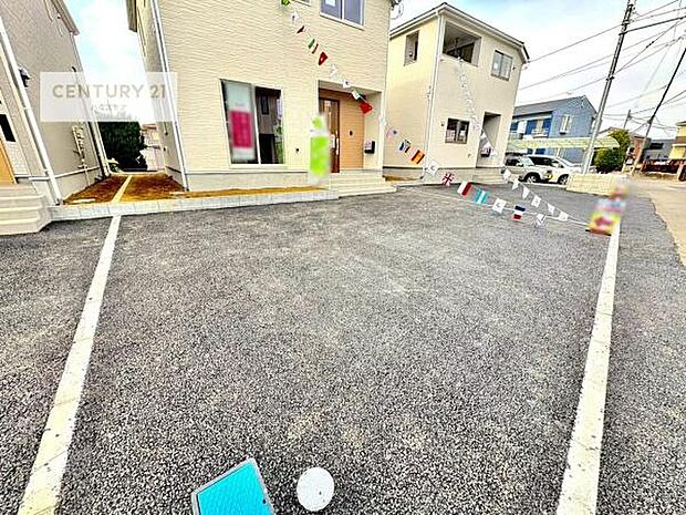 駐車スペースは2台分あります！セカンドカーはもちろん、バイクや自転車なども置き場所に困りません。