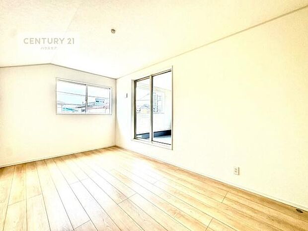 明るい室内は、風通しも良く、明るく大変居心地の良い空間となっております。リラックスして過ごせる心地の良いお部屋です！朝の目覚めがスッキリしますね！