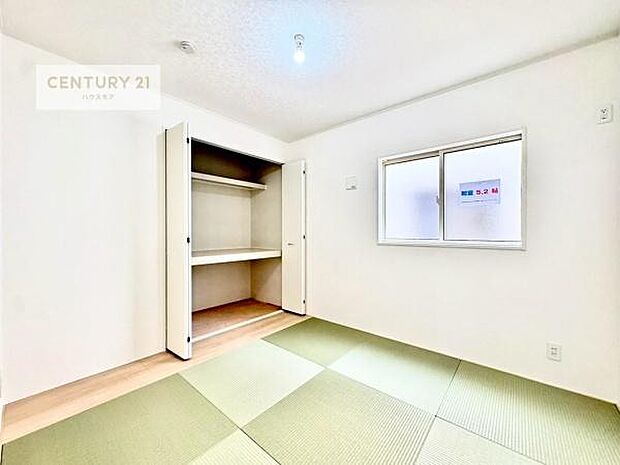 タタミの香りが安らぎを与える、リラックス空間。窓も大きく開放感のある和室となっております。日本人の心感じる「和」の空間。井草の香り漂う空間は癒しのひと時を演出してくれます！