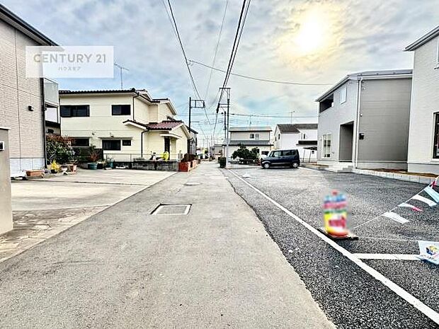 前面道路3.4ｍ！陽当り良好な立地です。車庫入れが苦手な方も安心ですね。