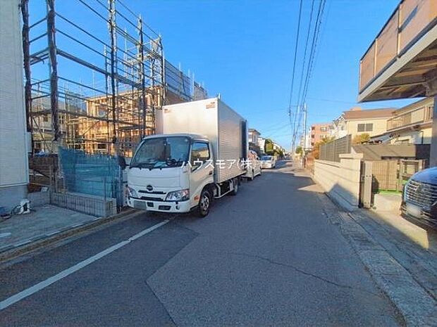 前面道路は5.5ｍ！陽当り良好な立地です。車庫入れが苦手な方も安心ですね。