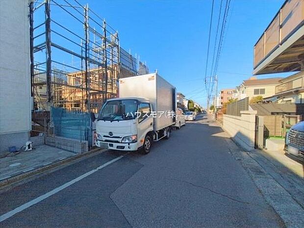 前面道路は5.5ｍ！陽当り良好な立地です。車庫入れが苦手な方も安心ですね。
