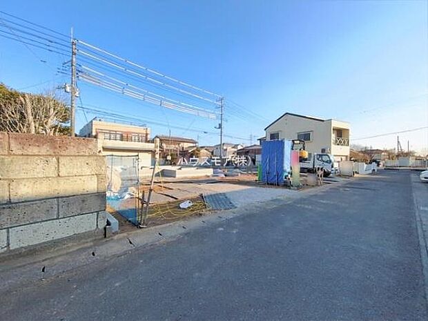 前面道路は4ｍ！陽当り良好な立地です。車庫入れが苦手な方も安心ですね。