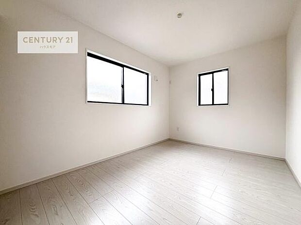 2面採光を確保した明るい室内は、風通しも良く、明るく大変居心地の良い空間となっております。リラックスして過ごせる心地の良いお部屋です！朝の目覚めがスッキリしますね！（同仕様）