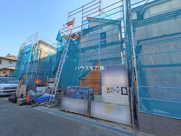 駐車スペースは2台分あります！セカンドカーはもちろん、バイクや自転車なども置き場所に困りません。