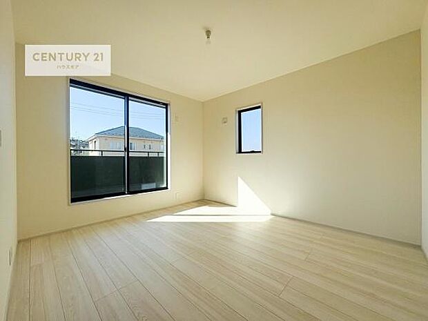 バルコニーに面している洋室です。明るく温もりがあり、換気もしっかりできます！朝起きて、外に出て背伸びをしつつ深呼吸をし良い朝を迎え入れることが出来そうですね！（同仕様）