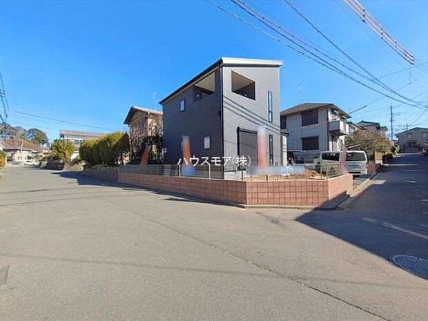 前面道路は6ｍ×4ｍ！陽当り良好な立地です。車庫入れが苦手な方も安心ですね。