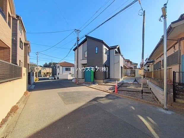 前面道路は6ｍ×6ｍ！陽当り良好な立地です。車庫入れが苦手な方も安心ですね。