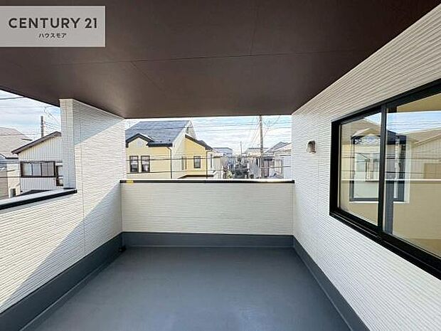 広々としているバルコニーです！お洗濯物を干すのはもちろん風に当たりながらくつろぎタイムが送れます！