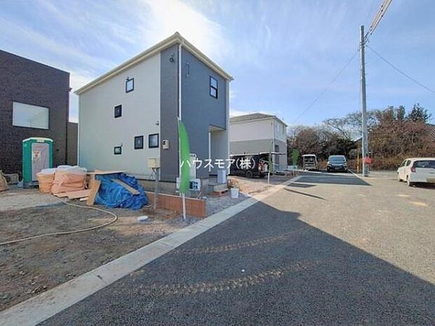 前面道路6ｍ！陽当り良好な立地です。車庫入れが苦手な方も安心ですね。