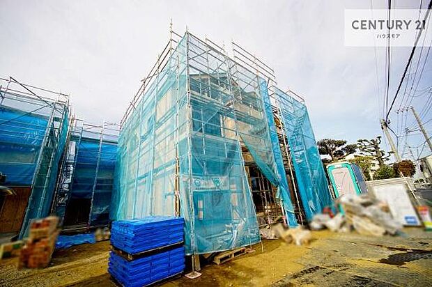 駐車スペースは2台分あります！セカンドカーはもちろん、バイクや自転車なども置き場所に困りません。