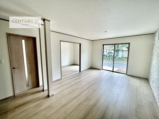 大きな窓からたっぷりの陽ざしが入る明るいリビング。開放感のあるリビングで家族団らんのくつろぎの時間を過ごせます。