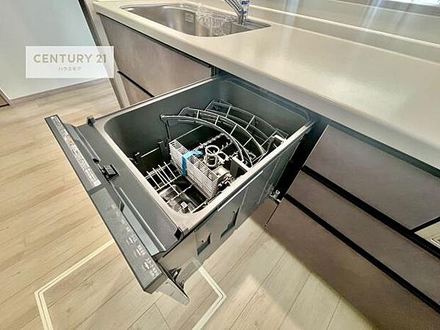 食洗機付き！忙しい時や冬場は手荒れ防止として大活躍します！ビルトイン仕様なので、場所も取らず調理スペースも広く使えて手際よく作業が出来ます！