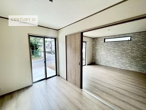 明るい室内は、風通しも良く、明るく大変居心地の良い空間となっております。リラックスして過ごせる心地の良いお部屋です！朝の目覚めがスッキリしますね！