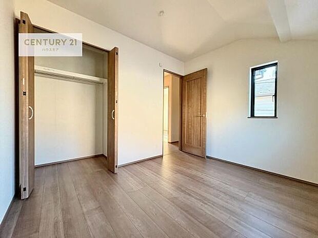 掃き出し窓がないお部屋は、お子様のお部屋としても安心です！収納スペースも充実しているので散らかったお部屋をサッと片付けられます！