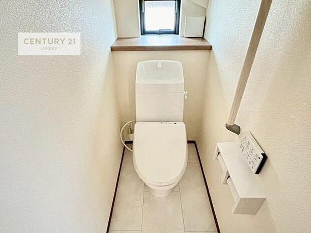 1・2階にトイレがございます！朝の忙しい時間帯も待たずにすみそうですね。白を基調とした清潔感のあるトイレでお手入れがしやすいです！