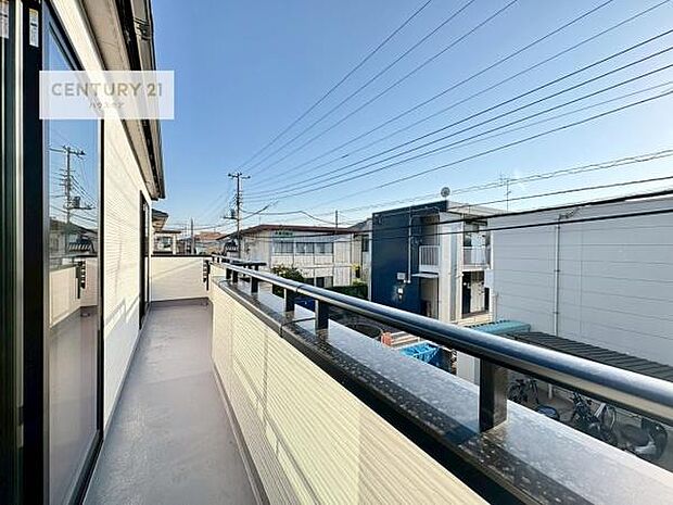 落ち着きある住宅街です！周囲には高い建物がなく、空が広く開放感があり、陽当たりを大きく遮られることもありません！気持ちの良い風が通り抜ける街並みです！