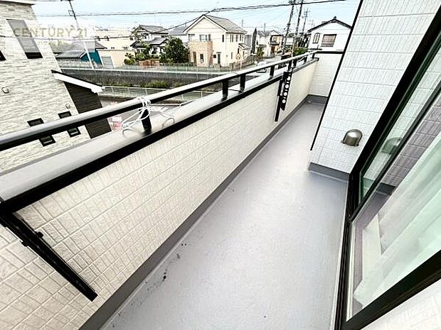 広々としているバルコニーです！お洗濯物を干すのはもちろん風に当たりながらくつろぎタイムが送れます！
