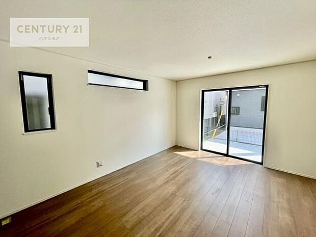 大きな窓からたっぷりの陽ざしが入る明るいリビング。開放感のあるリビングで家族団らんのくつろぎの時間を過ごせます。