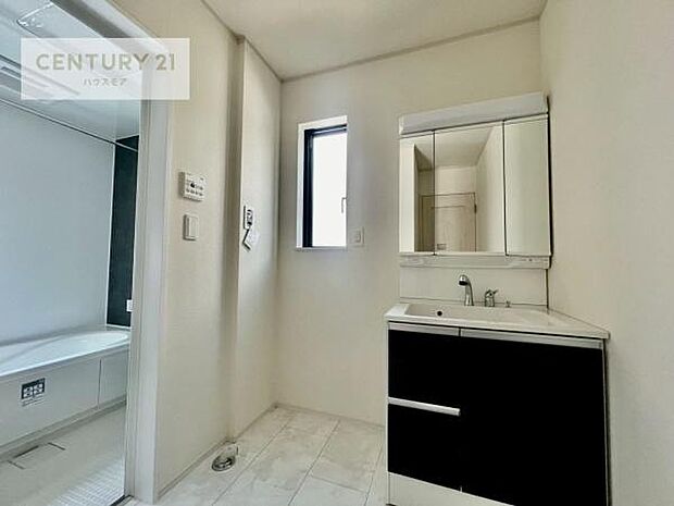 小窓付きの明るい洗面室です！湿気もすぐに入れ替えができて清潔に保つことができます！自然光が差し込むのでお化粧の仕上がりも良くなりますね！