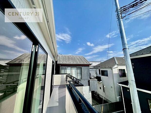 広々としているバルコニーです！お洗濯物を干すのはもちろん風に当たりながらくつろぎタイムが送れます！