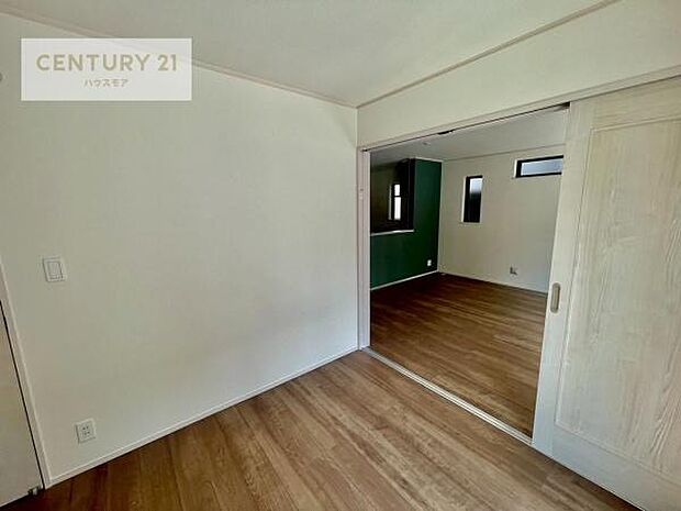 リビングと隣接した洋室です！家事の休憩スペースやキッズスペースとして活用するのもよさそうですね！収納も付いています！