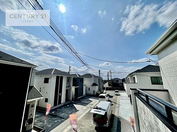 晴れた日には青い空を見渡せる開放的な時間を楽しめます。気持ちの良い風が通り抜ける街並みです！